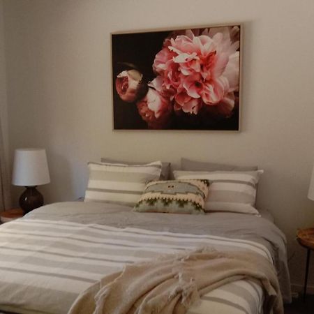 דירות Waikuku Rose & Stream Retreat חדר תמונה